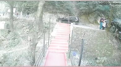 Turisté málem sjeli s vozidlem do hluboké rokle