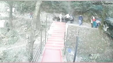 Turisté málem sjeli s vozidlem do hluboké rokle