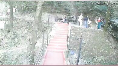 Turisté málem sjeli s vozidlem do hluboké rokle