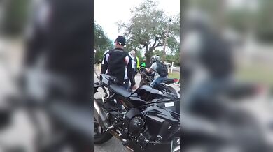 Motorkáři si musí pomáhat