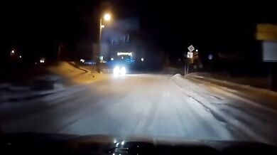 Čelní srážka na kluzké zasněžené vozovce