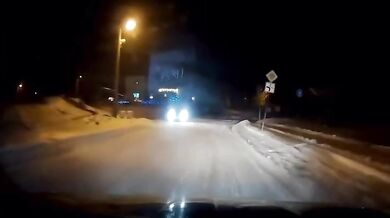 Čelní srážka na kluzké zasněžené vozovce