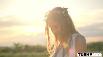 TUSHY - Nádherná modelka má nenasytnou touhu po análu
