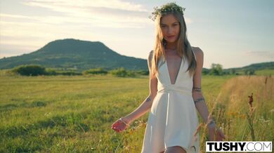 TUSHY - Nádherná modelka má nenasytnou touhu po análu