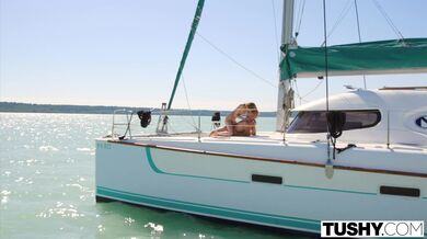 TUSHY - Nádherná modelka má nenasytnou touhu po análu