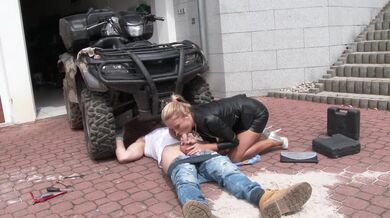 Angella Black šuká automechanika