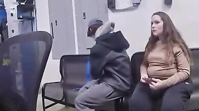 Pokus o střelbu na policistu při krádeži ve Walmartu