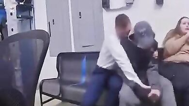 Pokus o střelbu na policistu při krádeži ve Walmartu