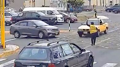 Dopravní nehoda na křižovatce: Zraněna městská dopravní inspektorka