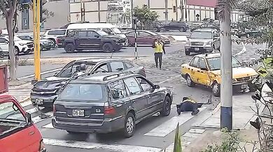 Dopravní nehoda na křižovatce: Zraněna městská dopravní inspektorka