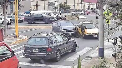 Dopravní nehoda na křižovatce: Zraněna městská dopravní inspektorka