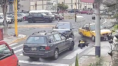 Dopravní nehoda na křižovatce: Zraněna městská dopravní inspektorka