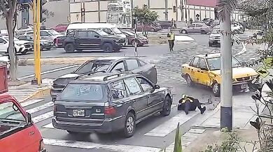 Dopravní nehoda na křižovatce: Zraněna městská dopravní inspektorka