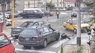 Dopravní nehoda na křižovatce: Zraněna městská dopravní inspektorka