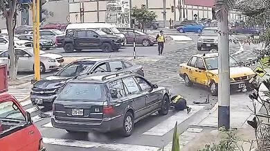 Dopravní nehoda na křižovatce: Zraněna městská dopravní inspektorka