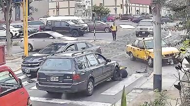 Dopravní nehoda na křižovatce: Zraněna městská dopravní inspektorka