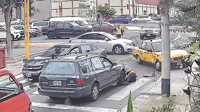 Dopravní nehoda na křižovatce: Zraněna městská dopravní inspektorka