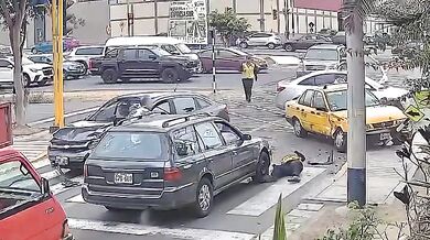 Dopravní nehoda na křižovatce: Zraněna městská dopravní inspektorka