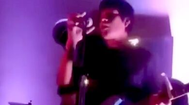 Zpěváka zasáhl elektrický proud přímo na pódiu