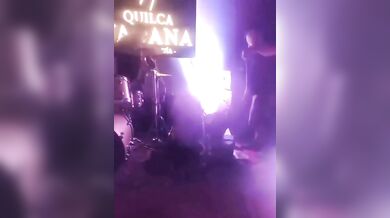 Zpěváka zasáhl elektrický proud přímo na pódiu