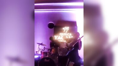 Zpěváka zasáhl elektrický proud přímo na pódiu