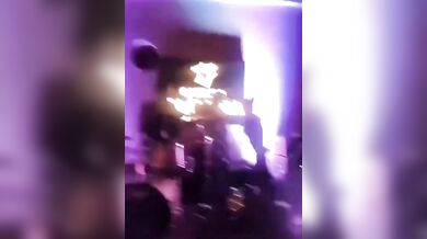 Zpěváka zasáhl elektrický proud přímo na pódiu