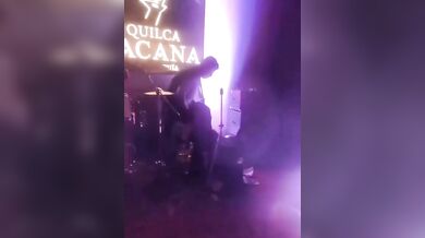 Zpěváka zasáhl elektrický proud přímo na pódiu