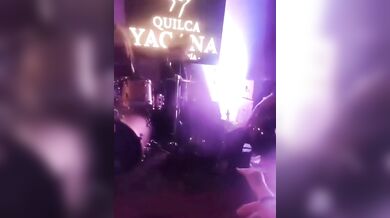 Zpěváka zasáhl elektrický proud přímo na pódiu