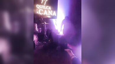 Zpěváka zasáhl elektrický proud přímo na pódiu