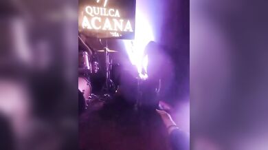 Zpěváka zasáhl elektrický proud přímo na pódiu