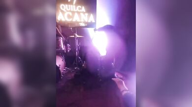 Zpěváka zasáhl elektrický proud přímo na pódiu