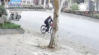 Cyklistu zranila padající větev stromu