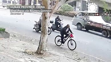 Cyklistu zranila padající větev stromu