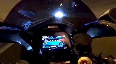 Jízda na motorce tunelem rychlostí přes 350 km/h