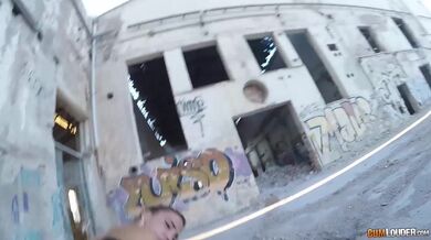 Nick Moreno šuká ve staré ruině s velkým ptákem