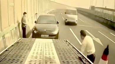 Brutální srážka zaměstnance odtahové služby