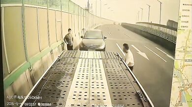 Brutální srážka zaměstnance odtahové služby