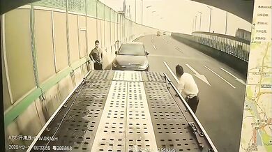 Brutální srážka zaměstnance odtahové služby