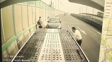 Brutální srážka zaměstnance odtahové služby