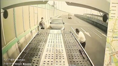 Brutální srážka zaměstnance odtahové služby