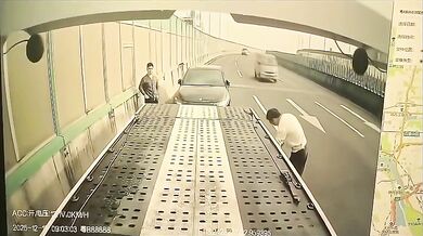 Brutální srážka zaměstnance odtahové služby