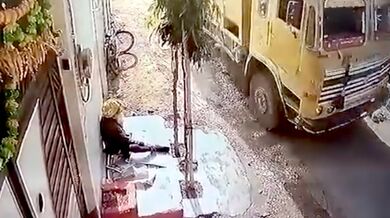 Propadlá silnice způsobila převrácení nákladního vozu: Při nehodě zemřel devadesátiletý senior