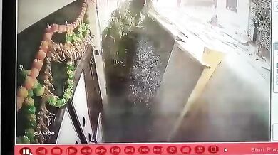 Propadlá silnice způsobila převrácení nákladního vozu: Při nehodě zemřel devadesátiletý senior