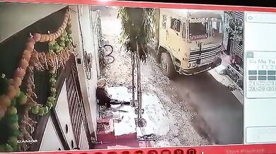 Propadlá silnice způsobila převrácení nákladního vozu: Při nehodě zemřel devadesátiletý senior