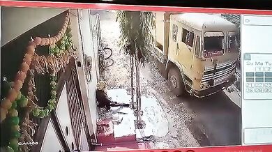 Propadlá silnice způsobila převrácení nákladního vozu: Při nehodě zemřel devadesátiletý senior