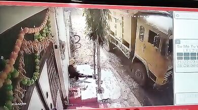 Propadlá silnice způsobila převrácení nákladního vozu: Při nehodě zemřel devadesátiletý senior