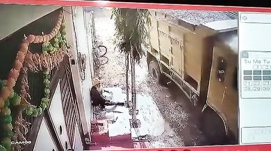 Propadlá silnice způsobila převrácení nákladního vozu: Při nehodě zemřel devadesátiletý senior