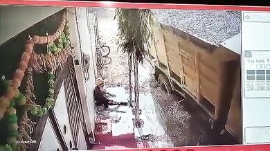 Propadlá silnice způsobila převrácení nákladního vozu: Při nehodě zemřel devadesátiletý senior