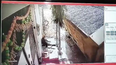 Propadlá silnice způsobila převrácení nákladního vozu: Při nehodě zemřel devadesátiletý senior