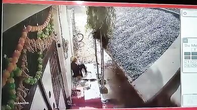 Propadlá silnice způsobila převrácení nákladního vozu: Při nehodě zemřel devadesátiletý senior